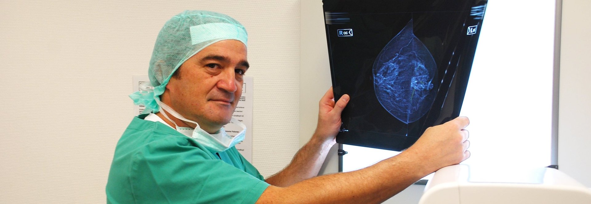 Oberarzt Mario Vescia mit Röntgenbild