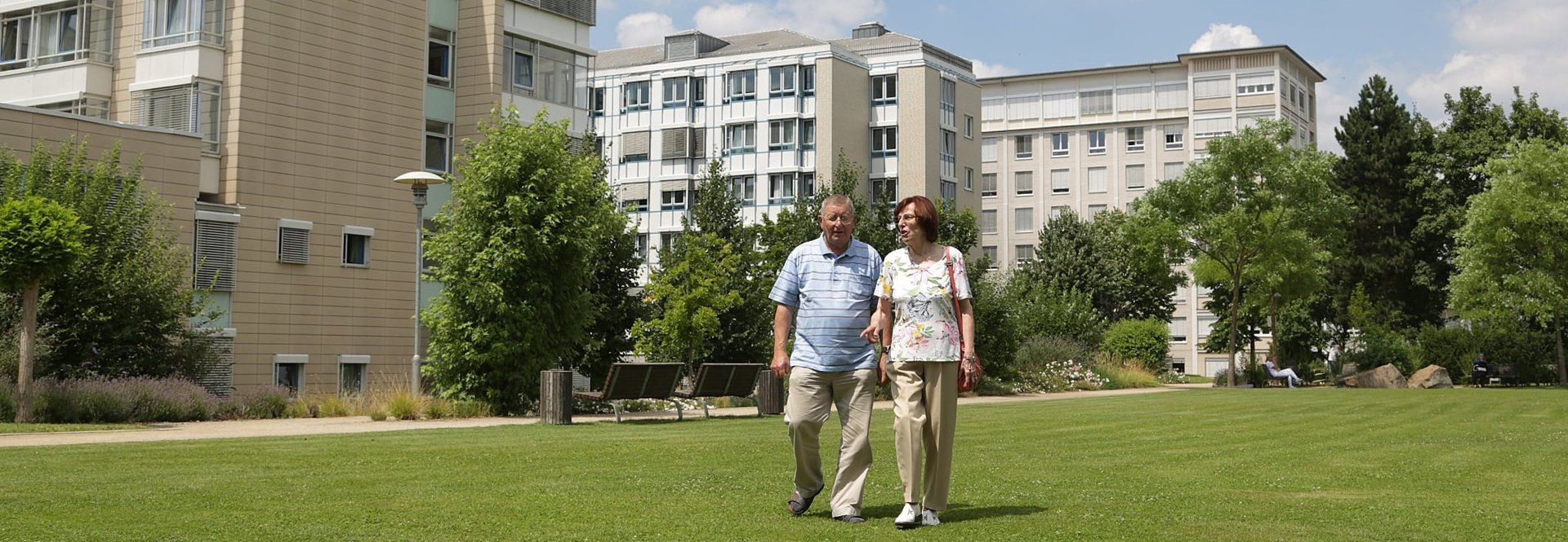 Paar spaziert im Patientenpark