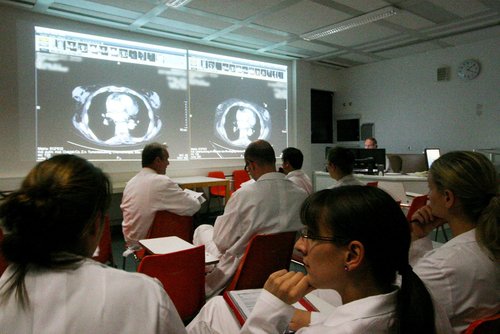Ärzte besprechen sich innerhalb des Tumorboards 
