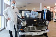 Ärztlicher Direktor und Geschäftsführer mit Schutzmasken